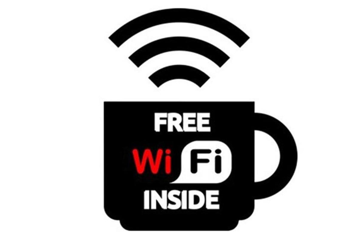 šálek kávy s bezplatnou Wi-Fi uvnitř