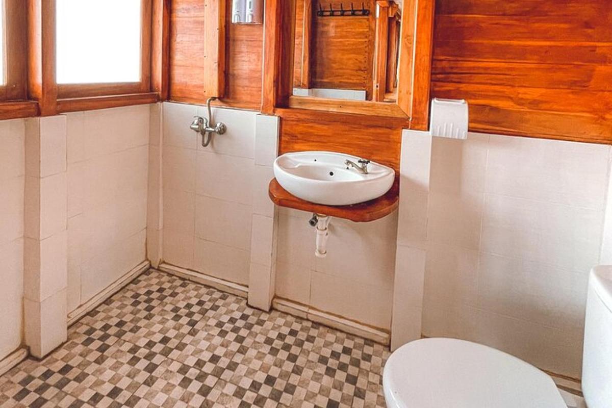 un bagno con lavandino e WC