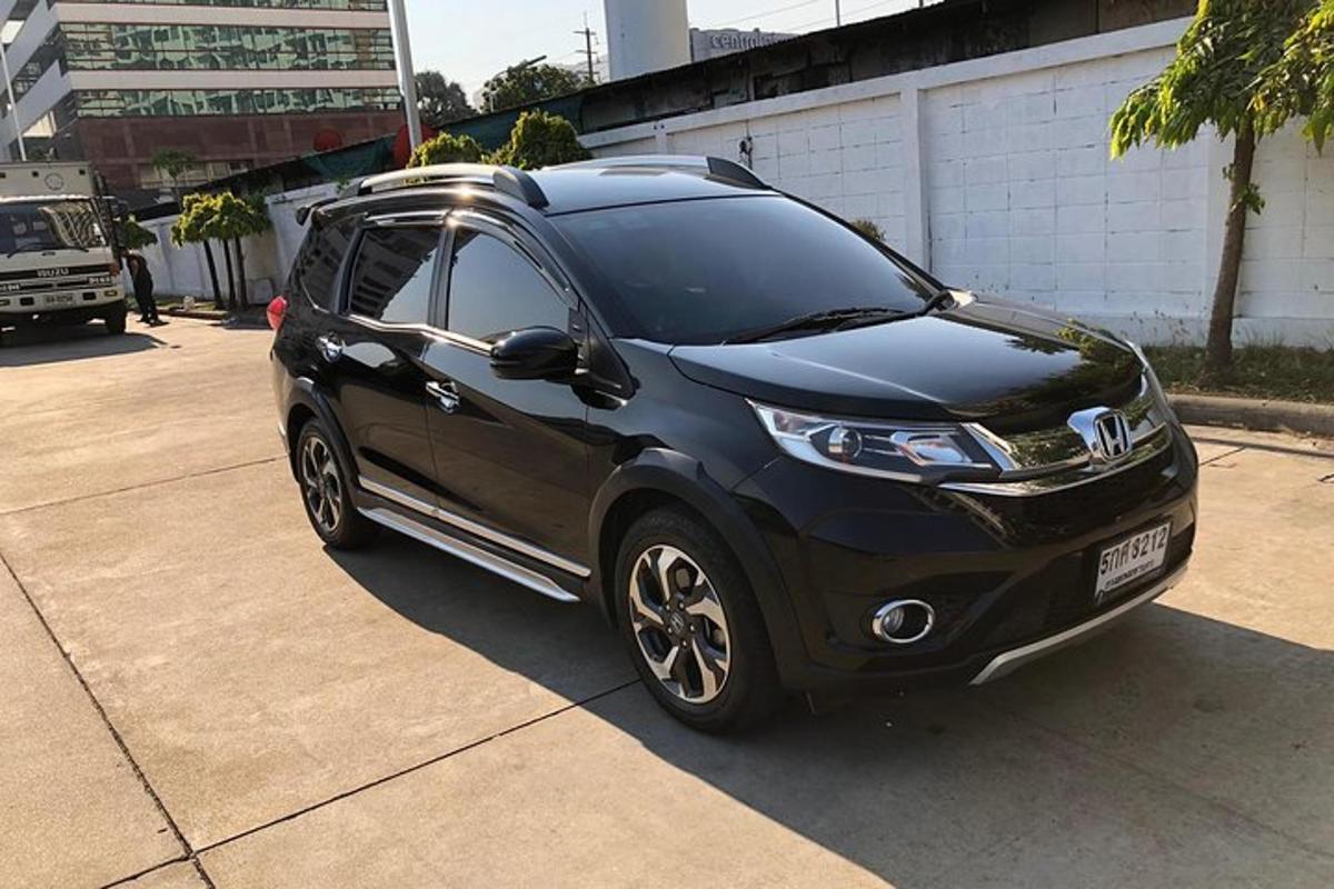 un'auto nera parcheggiata in un parcheggio