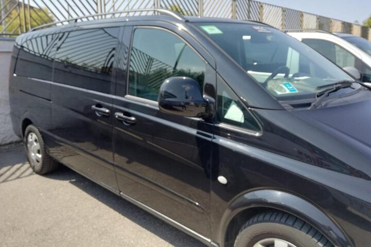 uma van preta com um capacete na lateral