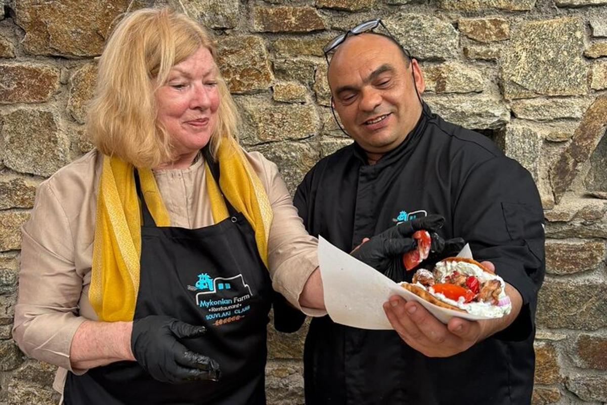 een man en een vrouw die een bord met eten vasthouden