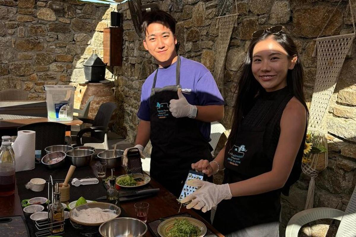 一男一女站在桌子旁边，桌上摆着食物