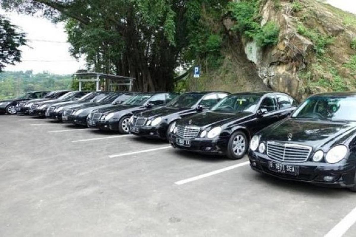 deretan kereta yang diletakkan di tempat letak kereta