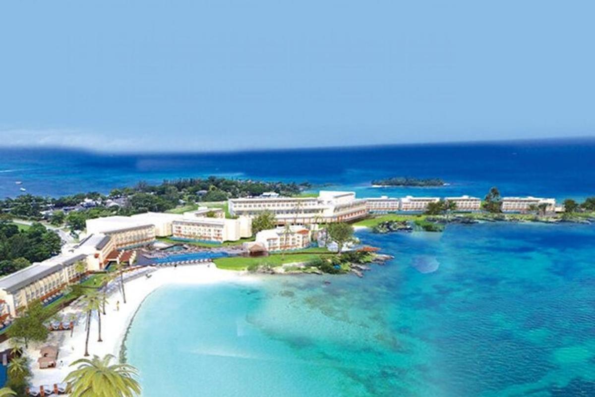 pemandangan udara resort dengan pantai dan lautan