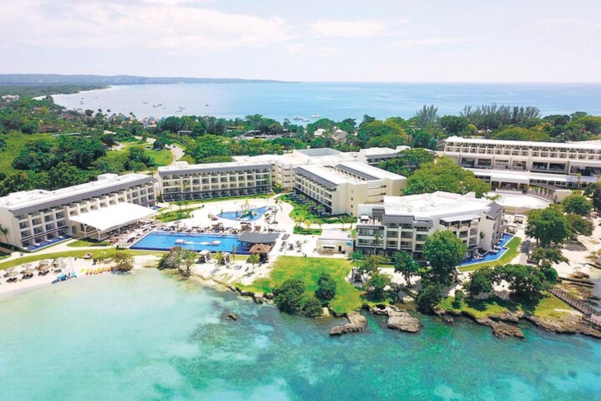 pemandangan udara resort dengan badan air