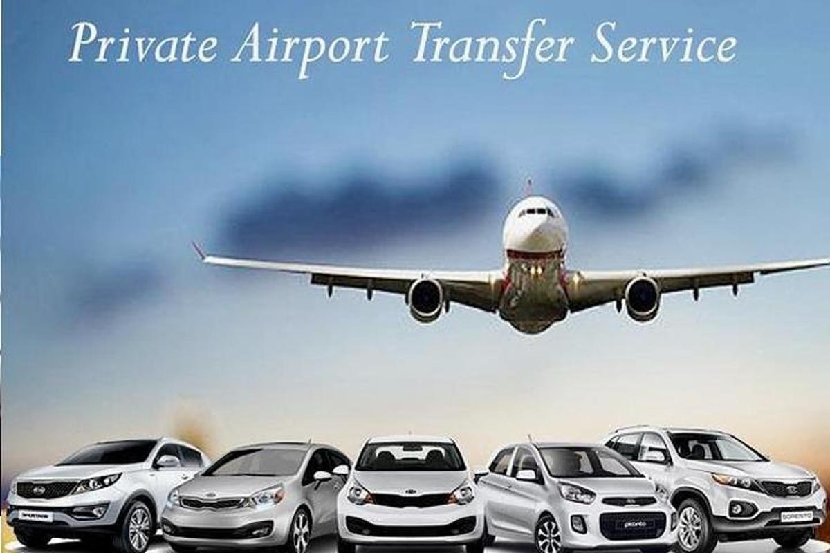 um avião voando sobre um grupo de carros estacionados