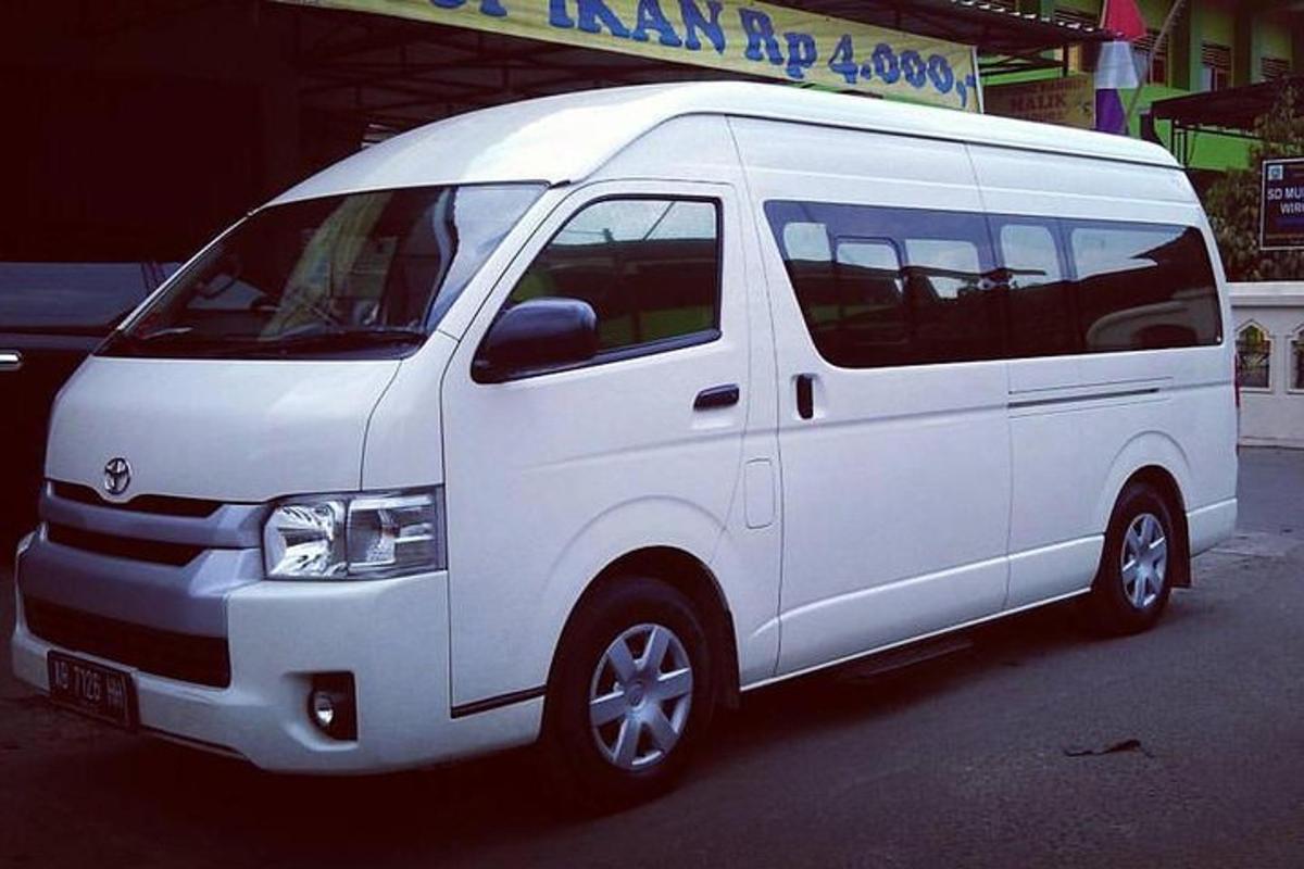 sebuah van putih diletakkan di sebatang jalan
