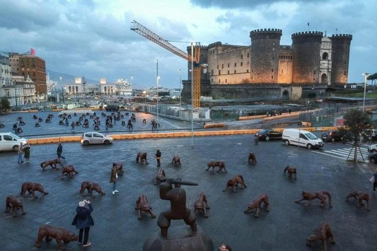un grup de oameni care stau în fața unui castel
