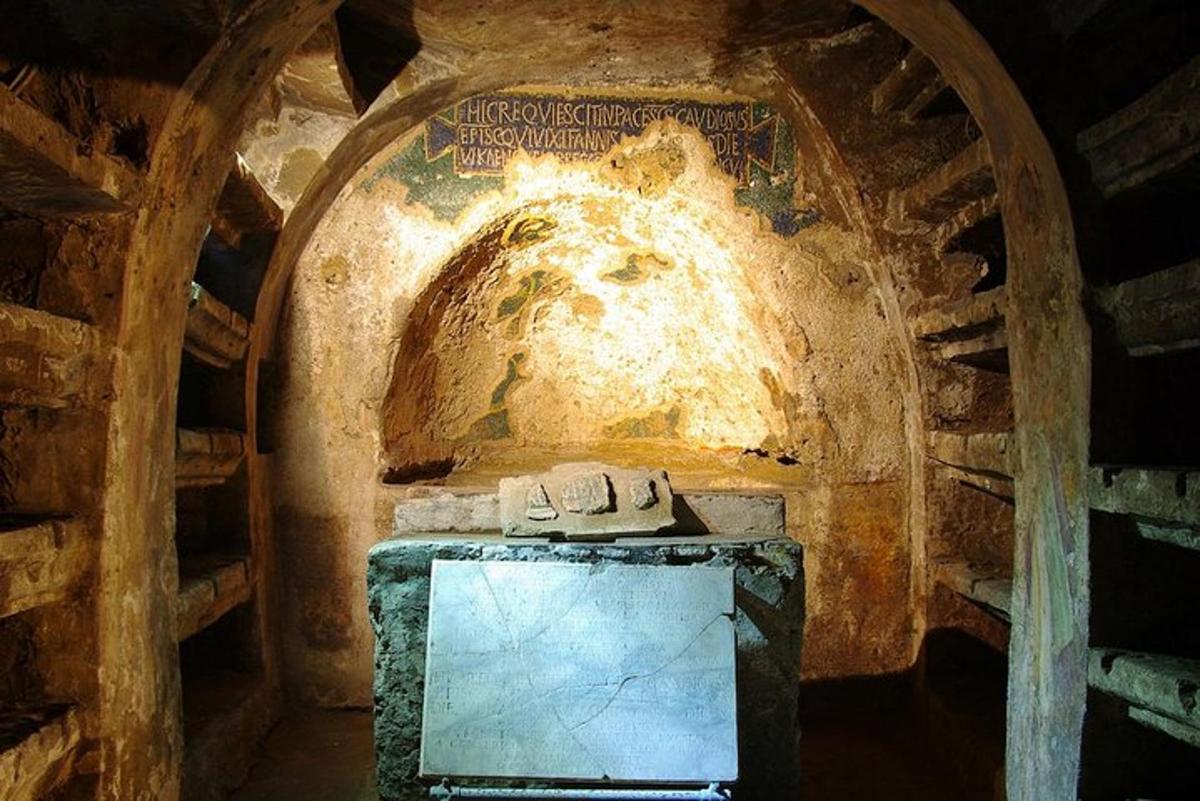gerbang batu dengan altar batu di dalam gua