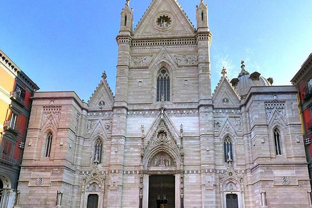 sebuah gereja besar dengan menara di atasnya