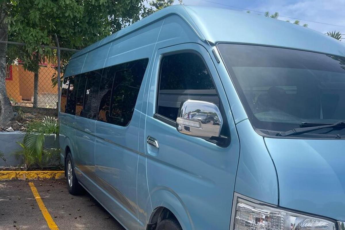 modrá dodávka zaparkovaná na parkovišti