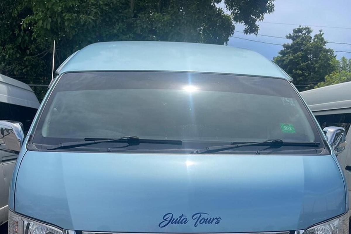 um para-brisa dianteiro de um carro branco em um estacionamento