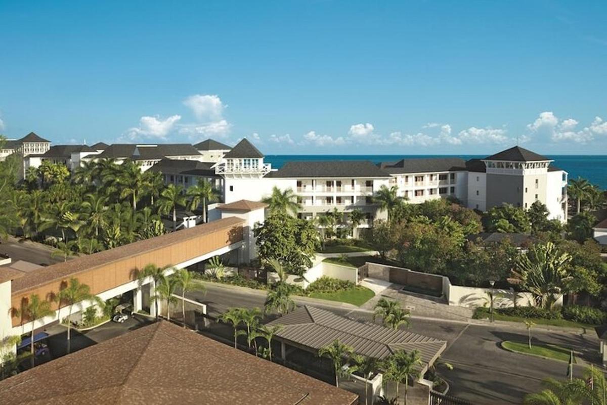 pemandangan udara resort dengan latar belakang lautan