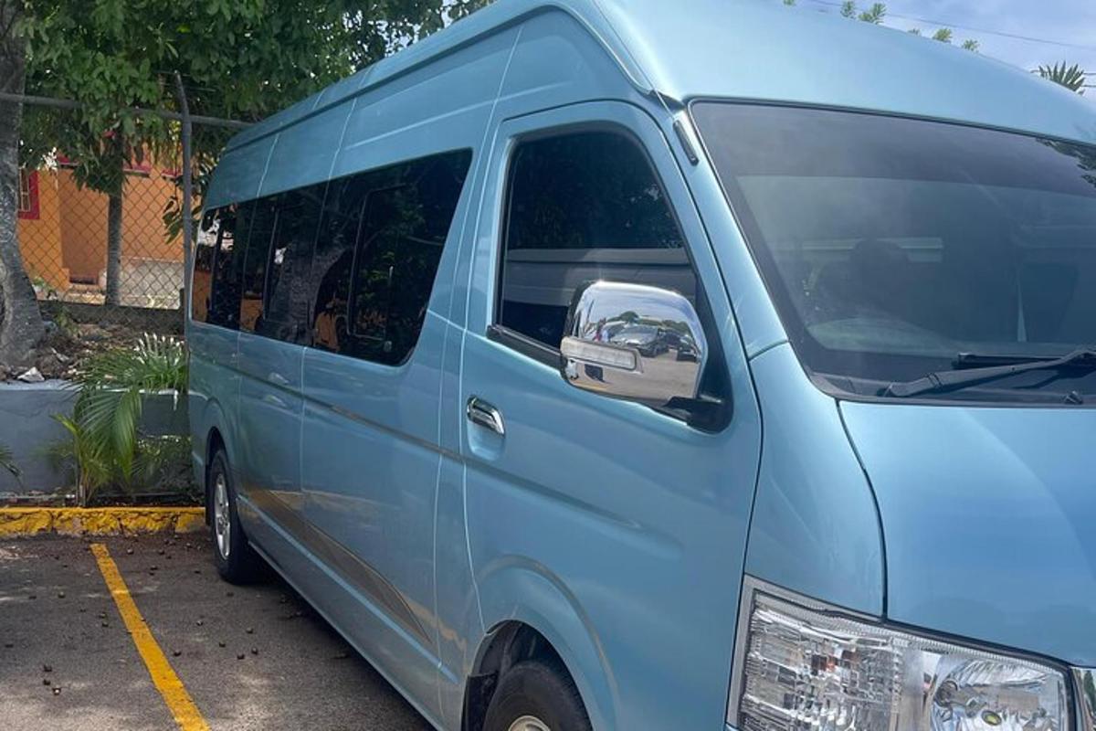 uma van azul estacionada em um estacionamento