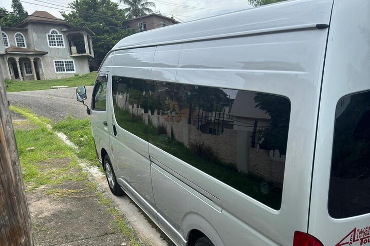 uma van branca estacionada na beira de uma rua