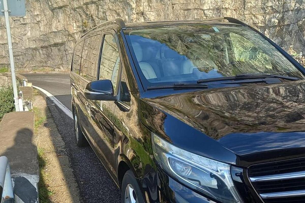 tee äärde pargitud sinine auto