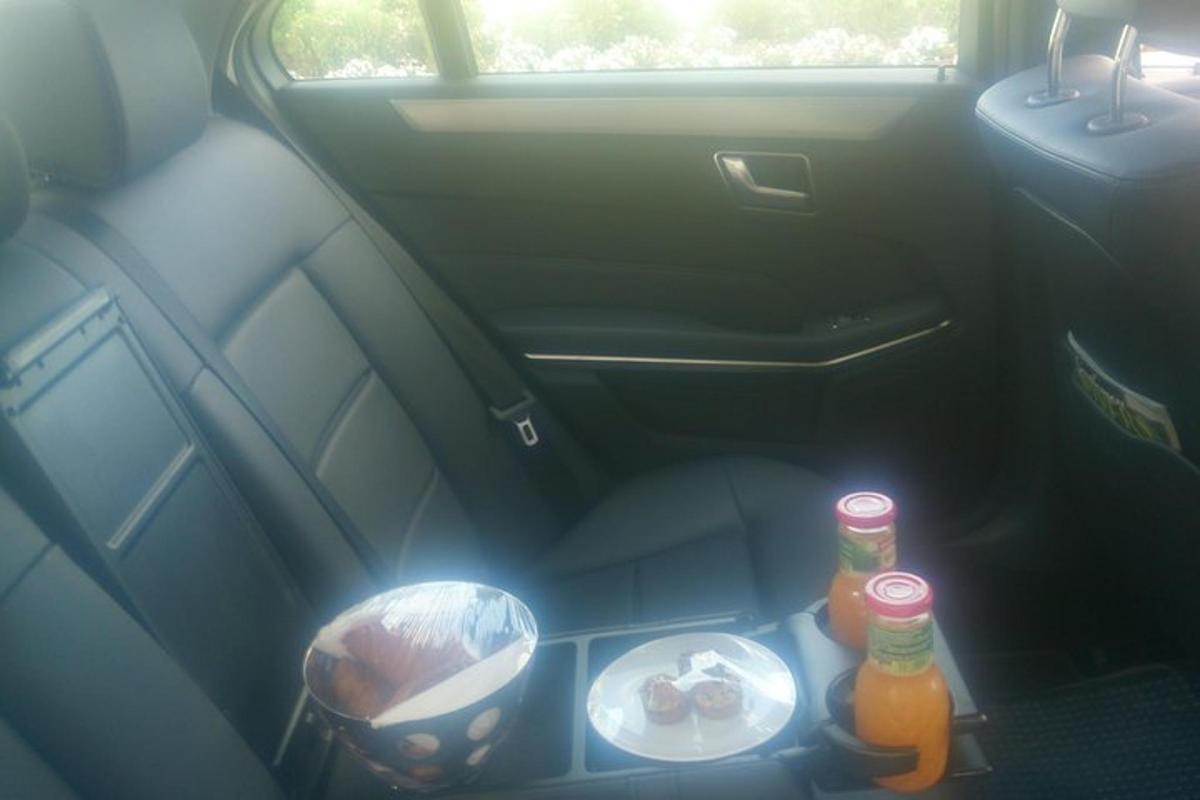 um banco traseiro de um carro com bebidas e comida