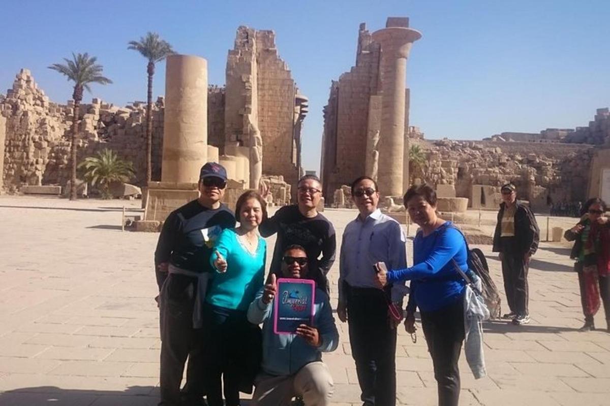 un gruppo di persone in posa davanti alle rovine