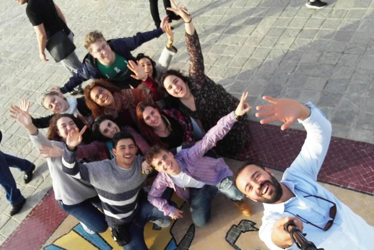um grupo de pessoas posando para uma foto
