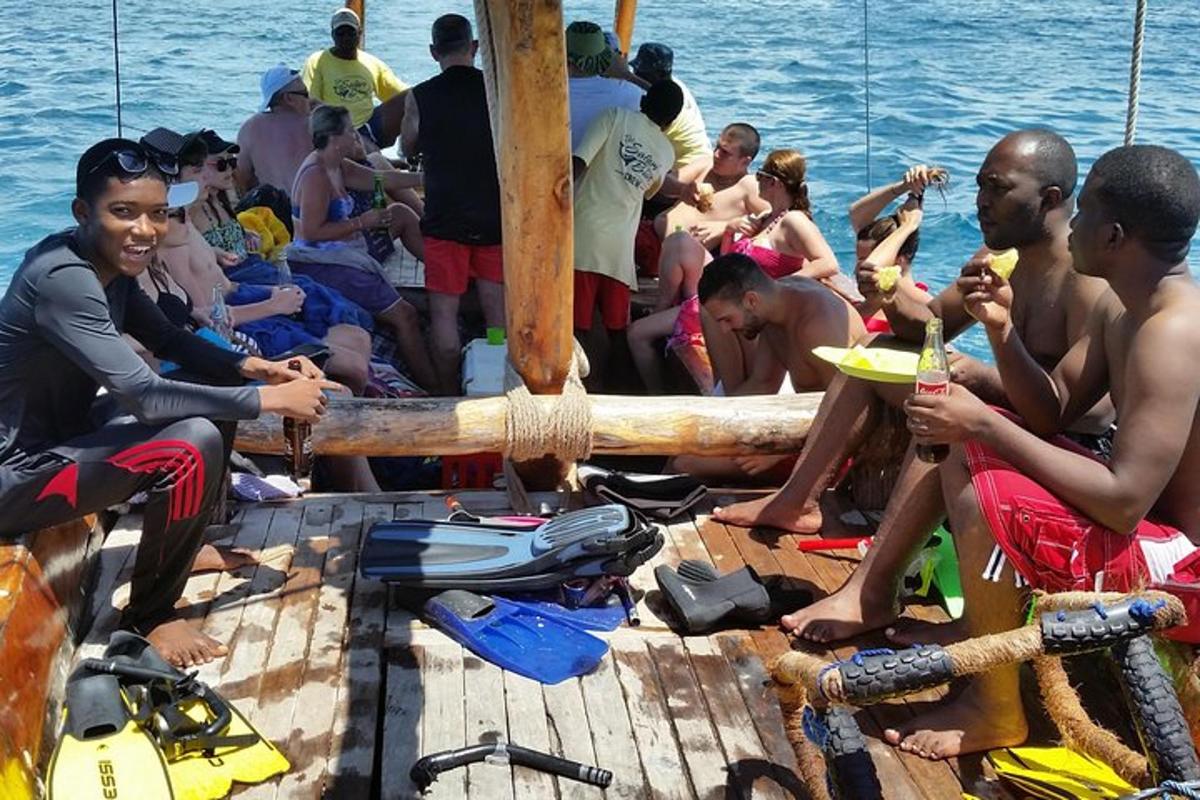 um grupo de pessoas sentadas em um barco na água