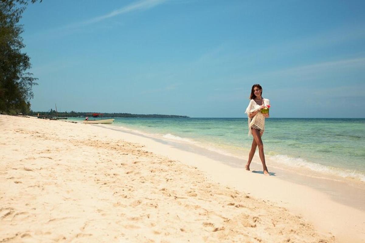 uma mulher em pé em uma praia perto do oceano