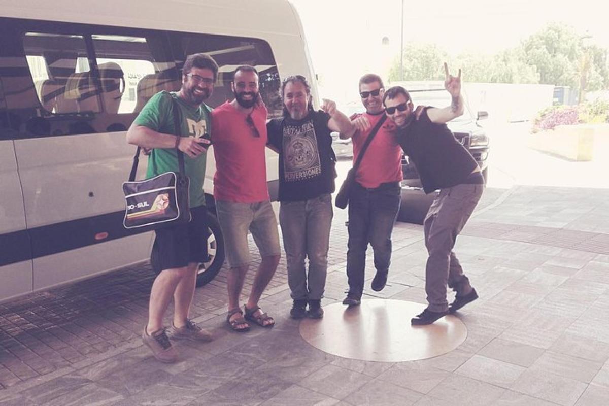 skupina mužů stojících vedle autobusu