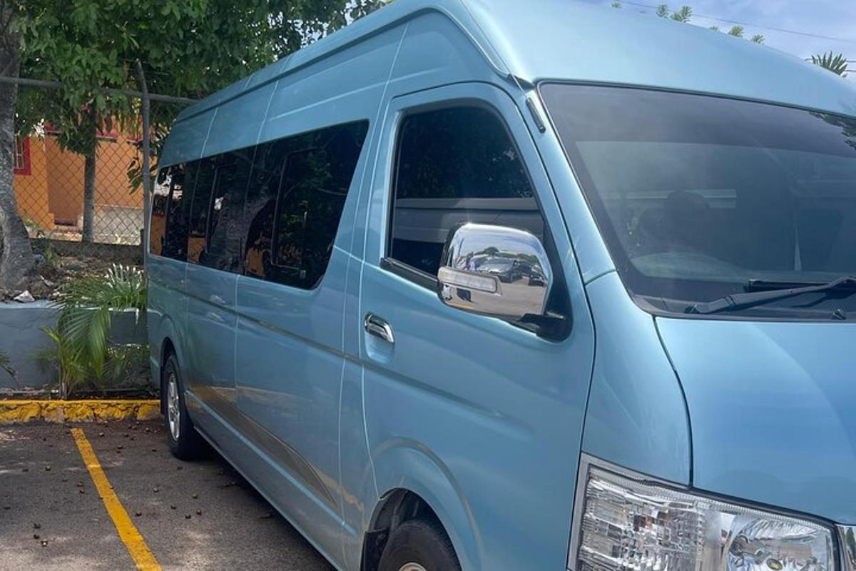 uma van azul estacionada em um estacionamento