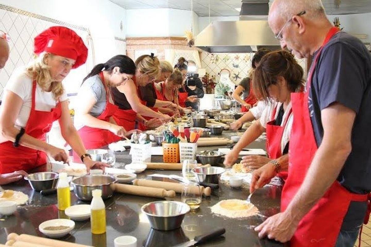 eine Gruppe von Menschen in einer Küche bereitet Essen zu