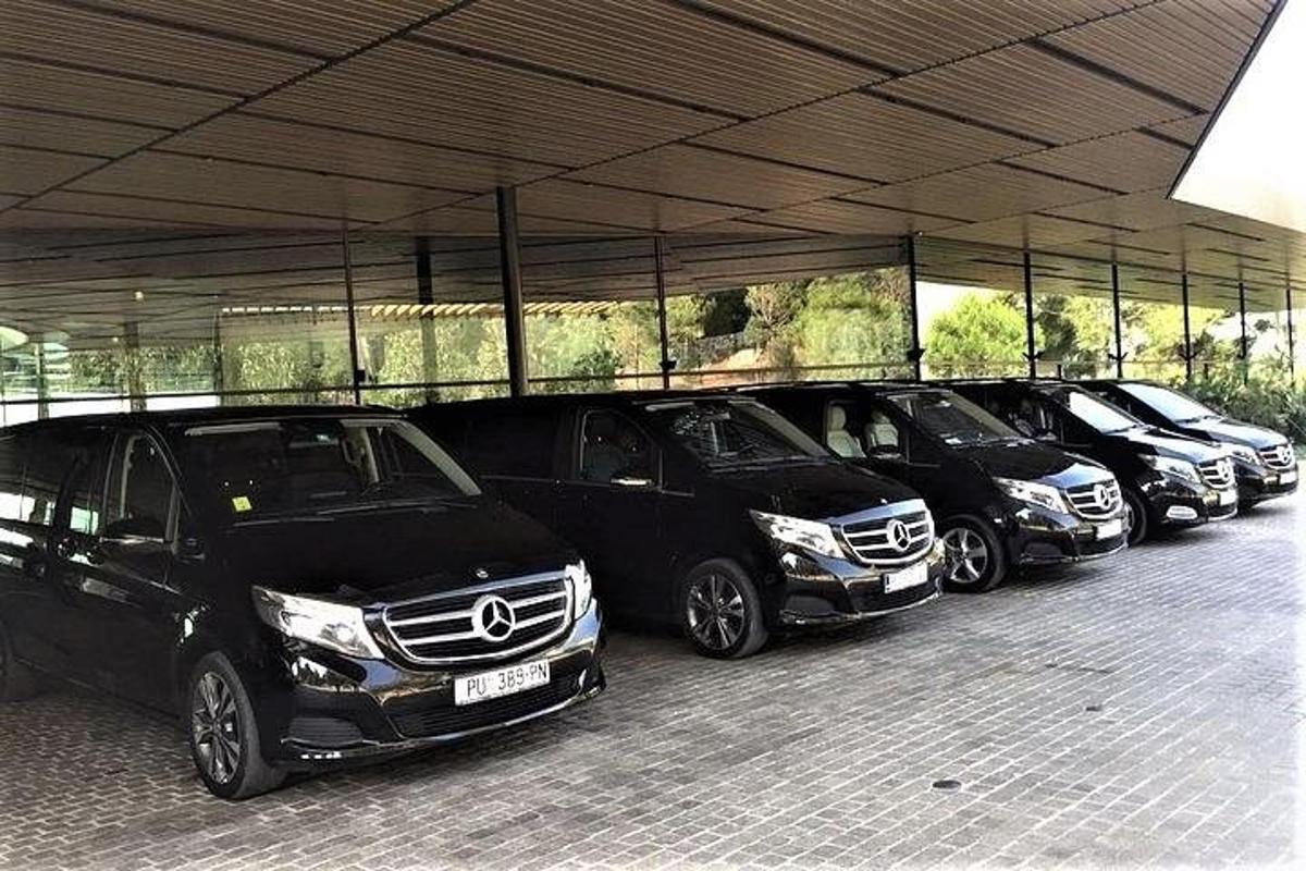 μια σειρά από παρκαρισμένα αυτοκίνητα σε ένα πάρκινγκ