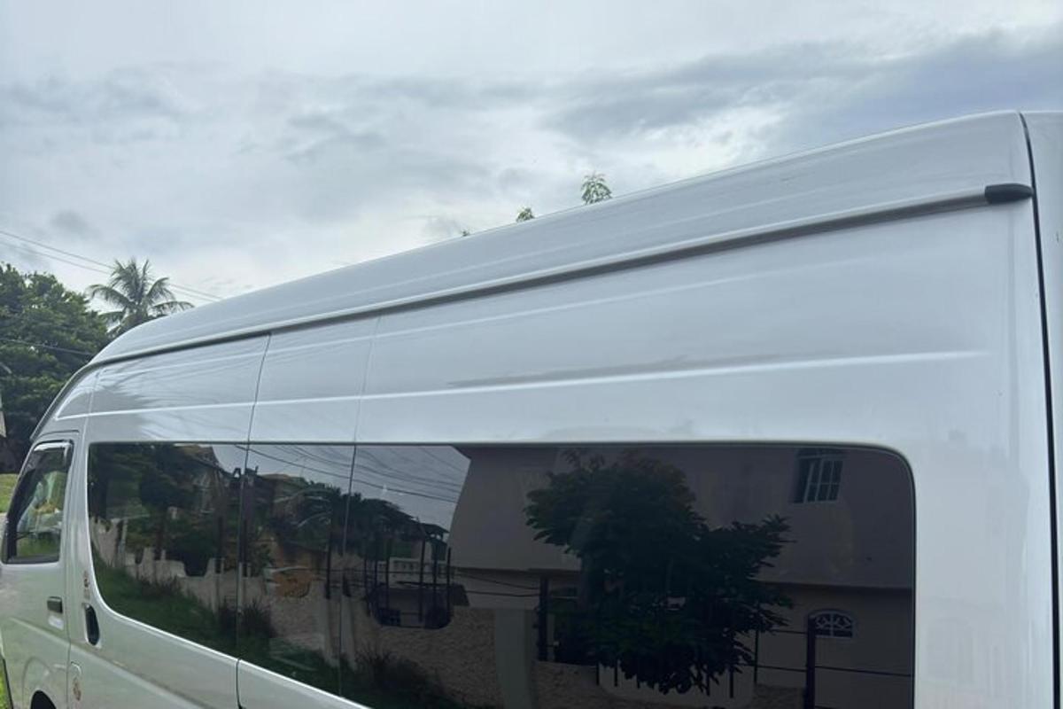 uma van branca com um reflexo na lateral