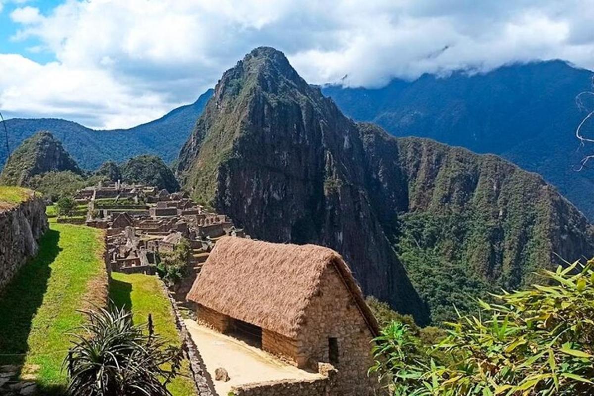 Un pueblo en las montañas con una montaña al fondo