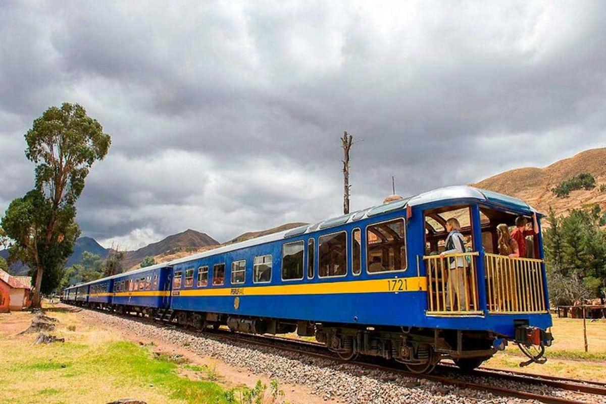 Un tren azul y amarillo viajando por las vías