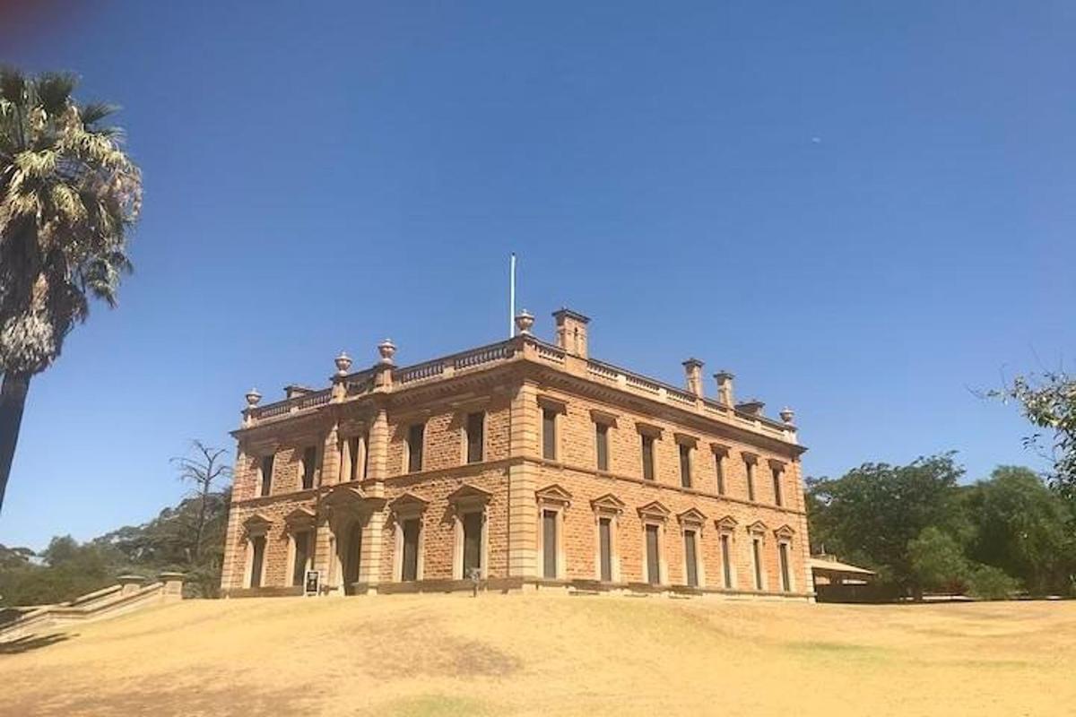 un gran edifici al cim d'un turó