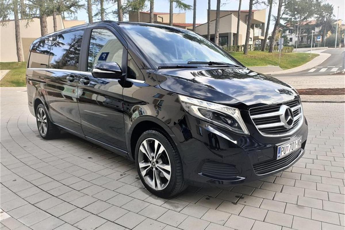 en svart bil er parkert på et fortau