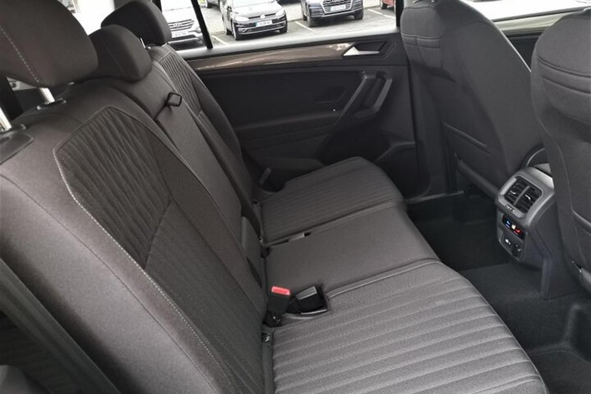 iste auto tagaistmel