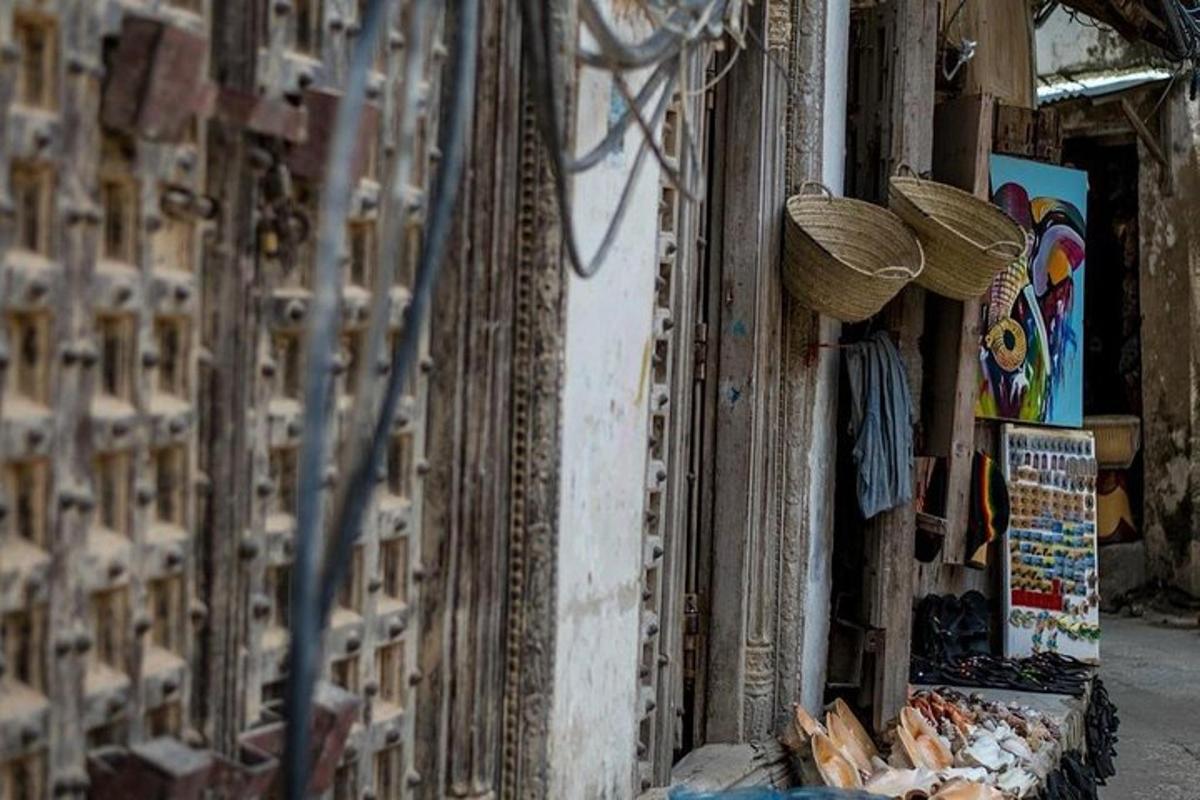 una botiga amb cistelles al costat d'un edifici
