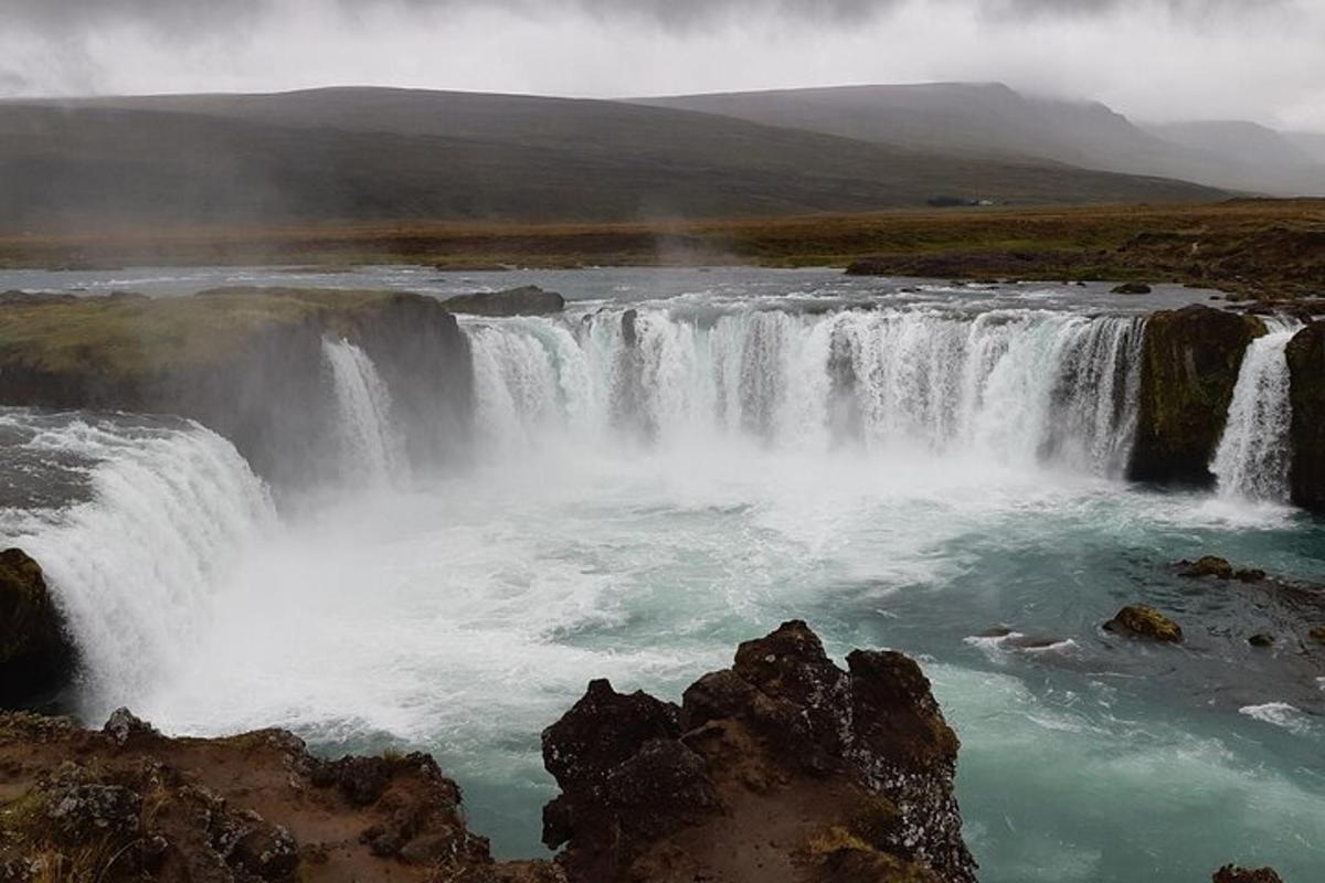 водопад усред реке