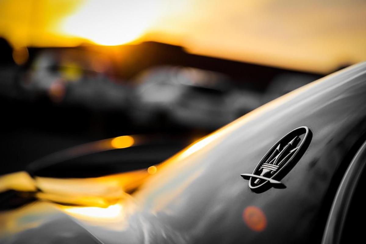 close up mobil dengan logo di atasnya