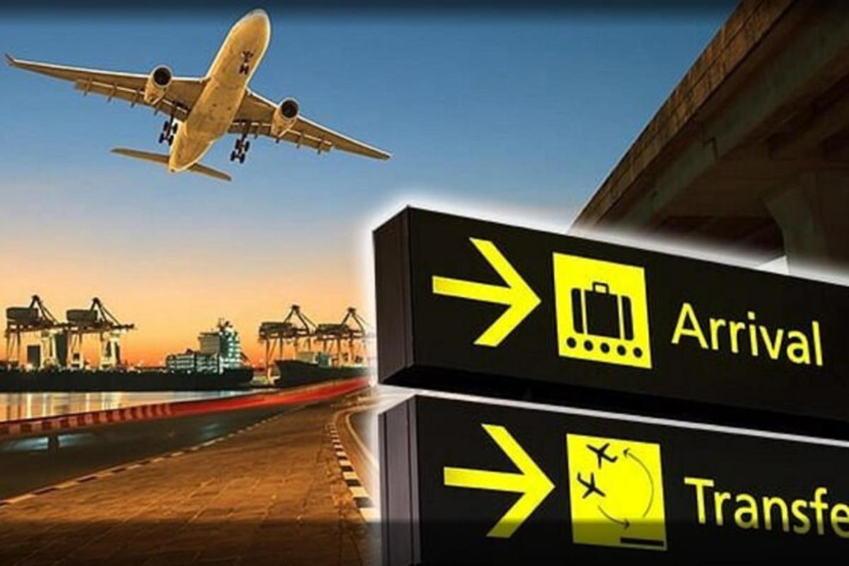 un avió vola sobre un aeroport amb un rètol