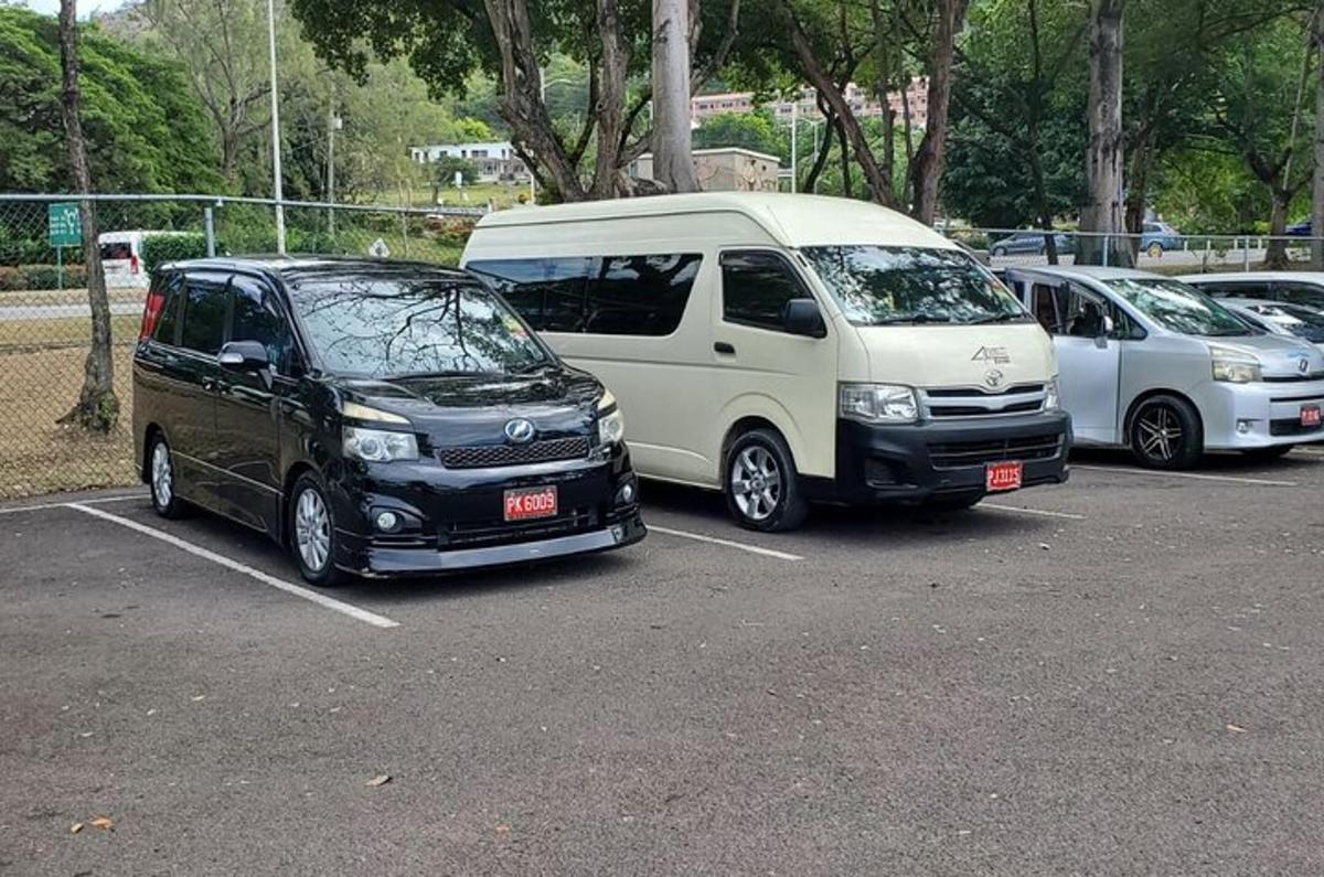 pár furgon parkolt egy parkolóban