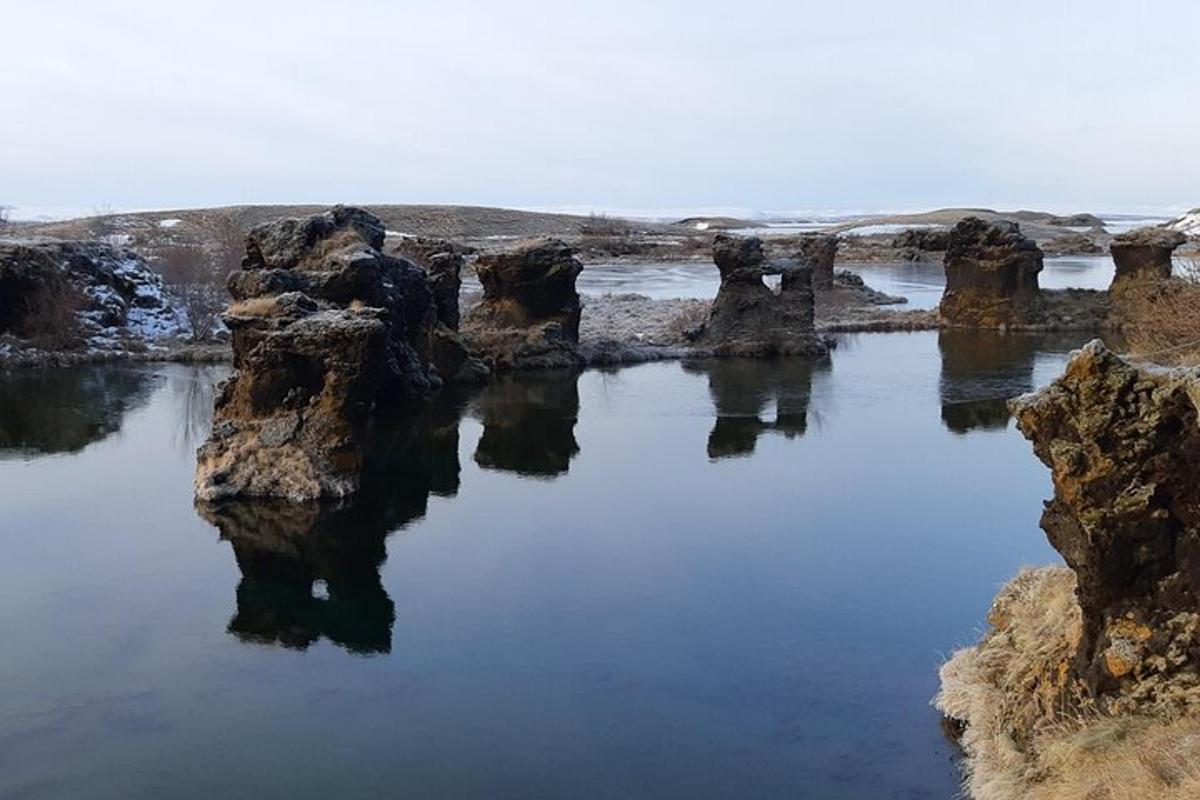 водена површина са камењем у пољу