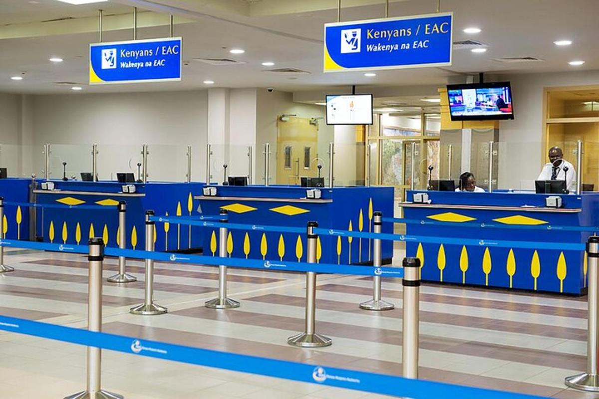 вестибюль із синіми та жовтими бар'єрами в аеропорту