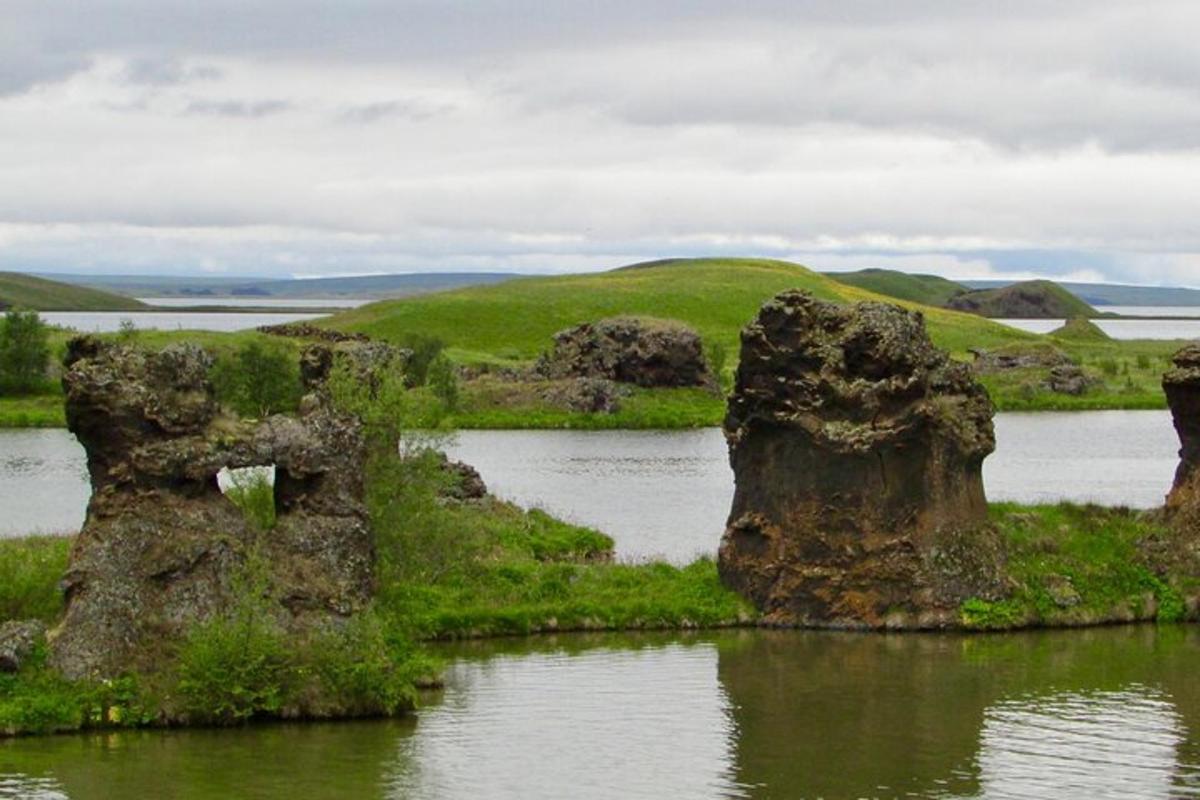 eyja með stórum steinum í vatni