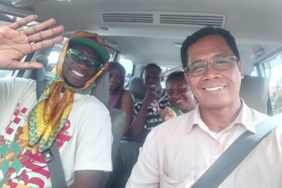 un grup de persones que viatgen en un autobús
