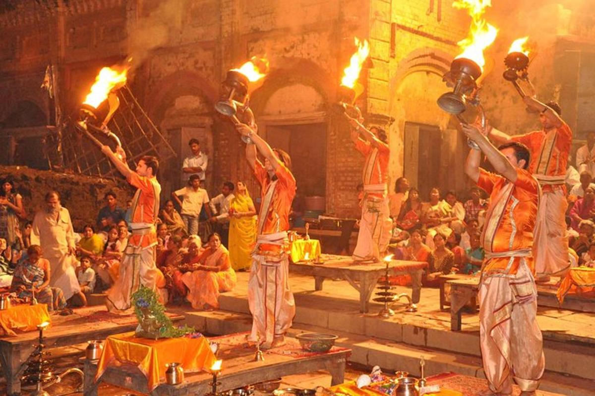 un grup de oameni care prezintă un spectacol cu torțe de foc