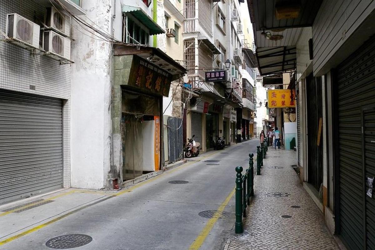 ένας άδειος δρόμος σε ένα σοκάκι με κτίρια