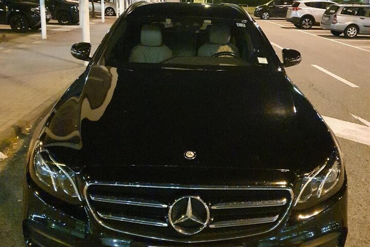 Acedes Benzi auto pargitud parklasse