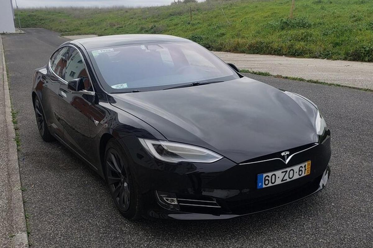 een zwarte auto staat geparkeerd op een weg