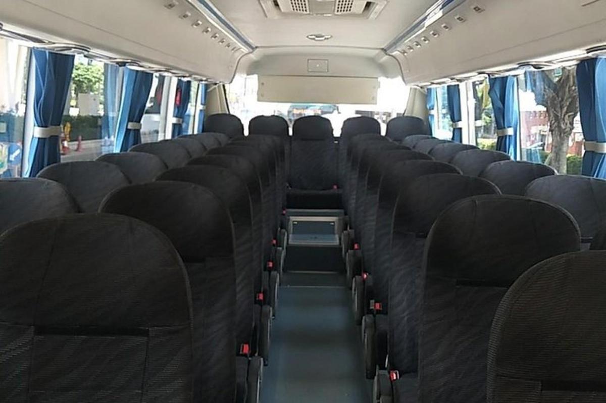 um ônibus vazio com assentos pretos em um ônibus