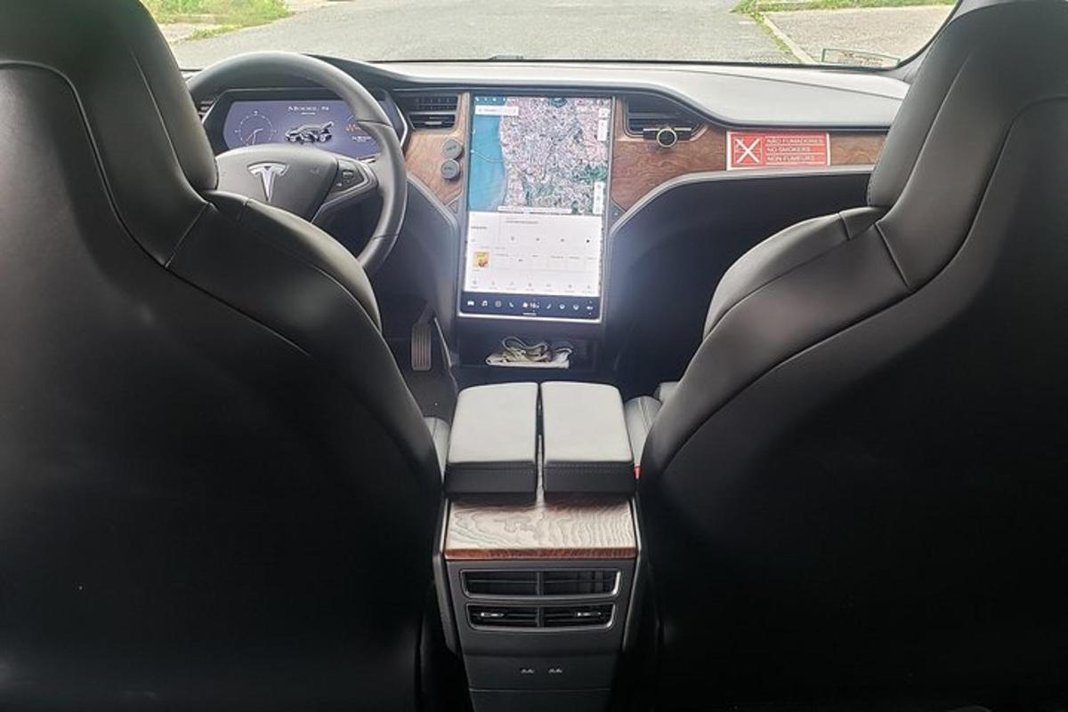 een blik op de achterbank van een auto met een tablet